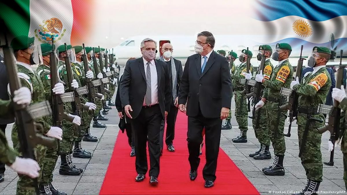 El Presidente de Argentina, Alberto Fernández arriba al aeropuerto de la cd de México y fue recibido por el Canciller de México, Marcelo Ebrard.