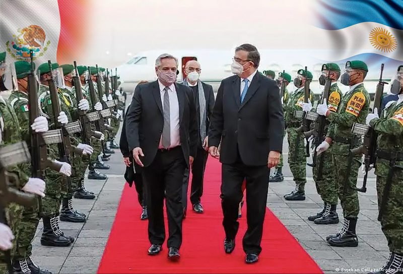 El Presidente de Argentina, Alberto Fernández arriba al aeropuerto de la cd de México y fue recibido por el Canciller de México, Marcelo Ebrard.