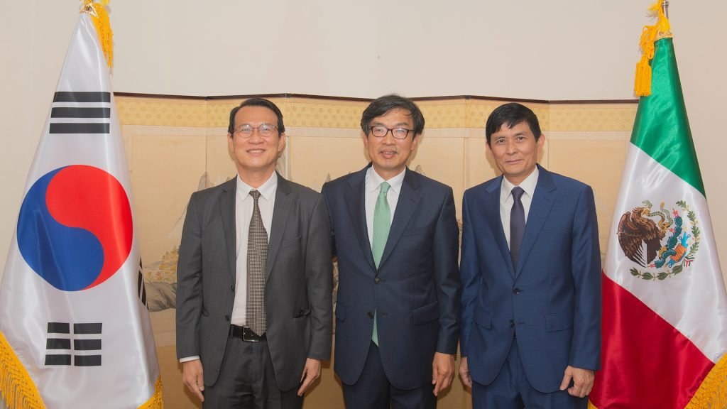 Paisan Rupanichakij, Embajador del reino de Tailandia, Jeong in Suh, Embajador de la Republica de Corea y Nguyen Hoanh Nam, Embajador de la República Socialista de Vietnam.