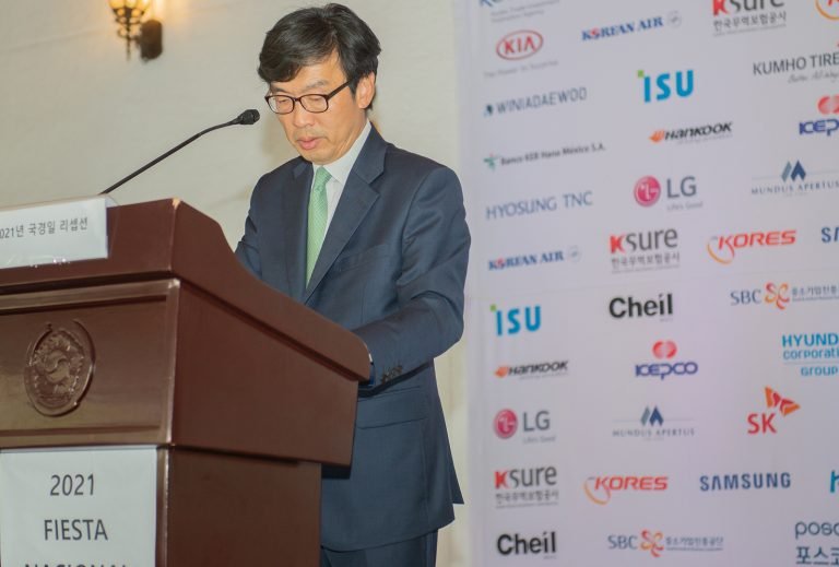 Excmo. Sr Jeong in Suh, Embajador de la República de Corea durante su intervención.