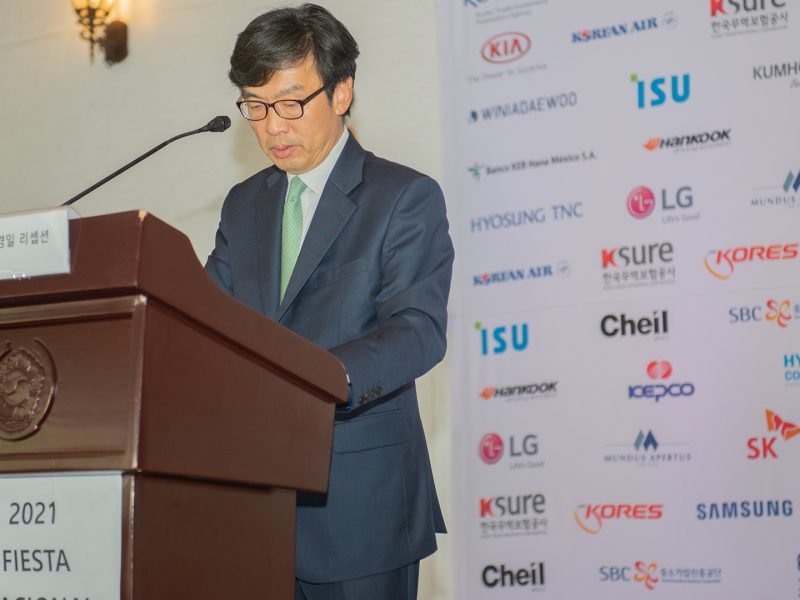 Excmo. Sr Jeong in Suh, Embajador de la República de Corea durante su intervención.