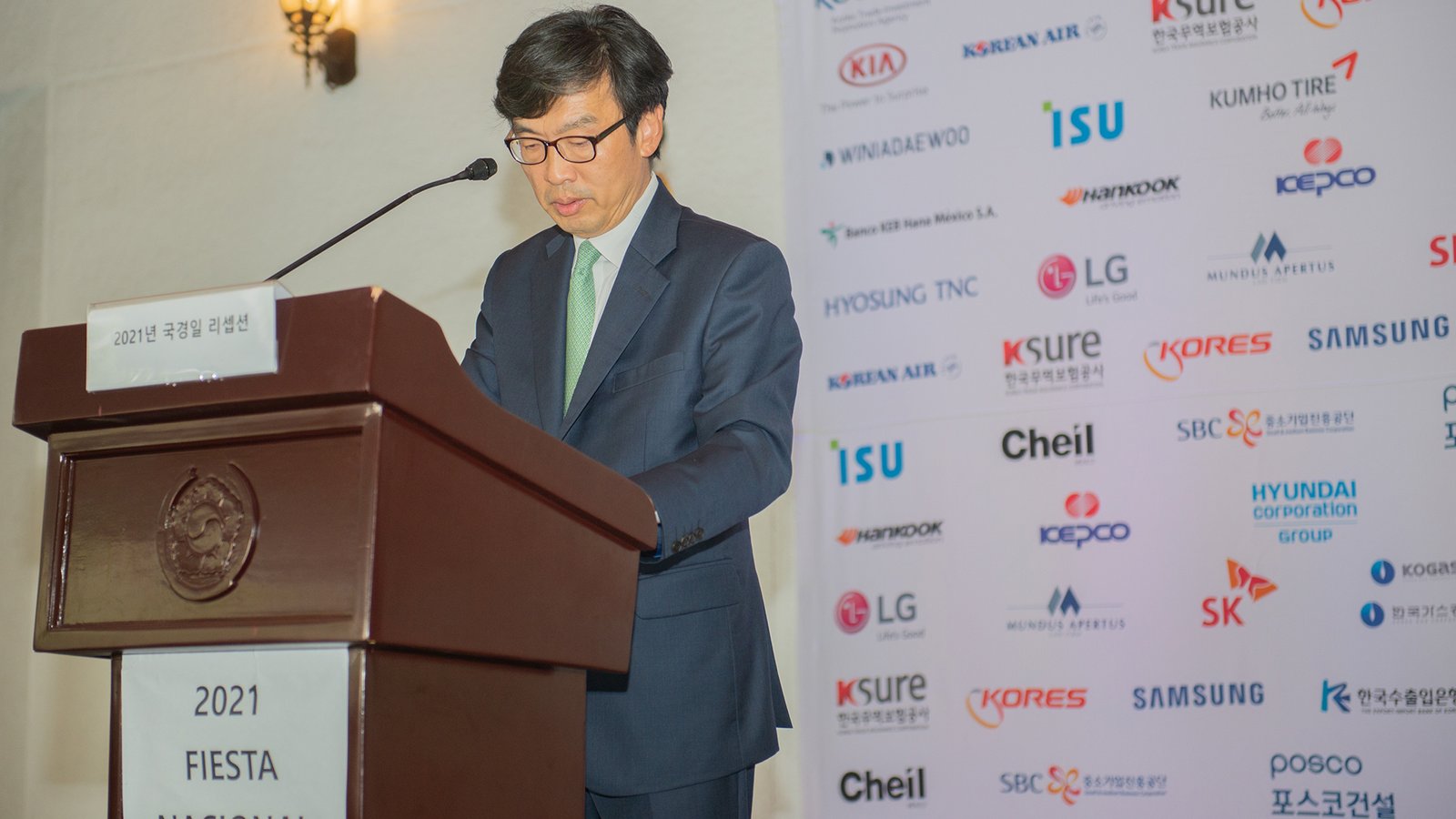 Excmo. Sr Jeong in Suh, Embajador de la República de Corea durante su intervención.