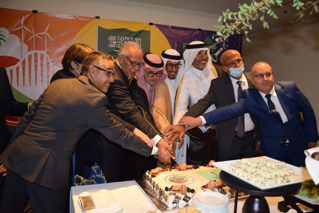 El anfitrión, Embajador al Malki en compañía de sus colegas partiendo el pastel del 91 aniversario de su día nacional.