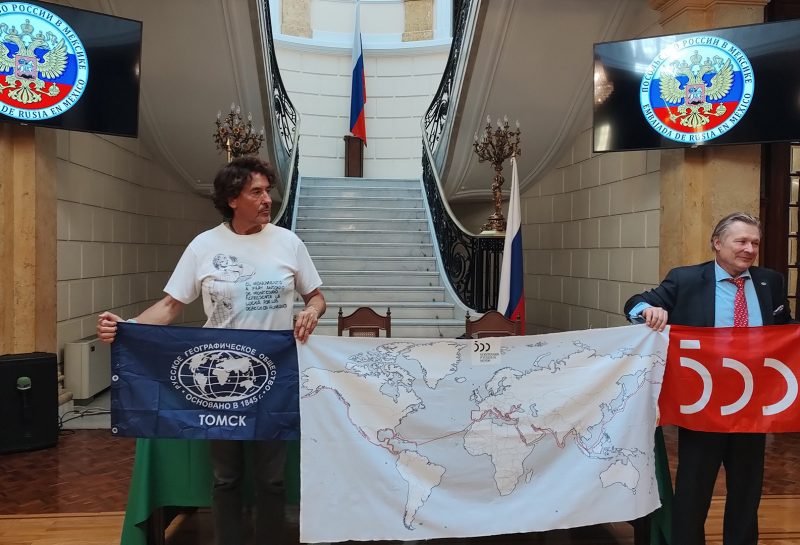 Álvaro de Marichalar con el Embajador Viktor Koronelli durante la conferencia de prensa, en la embajada de Rusia.