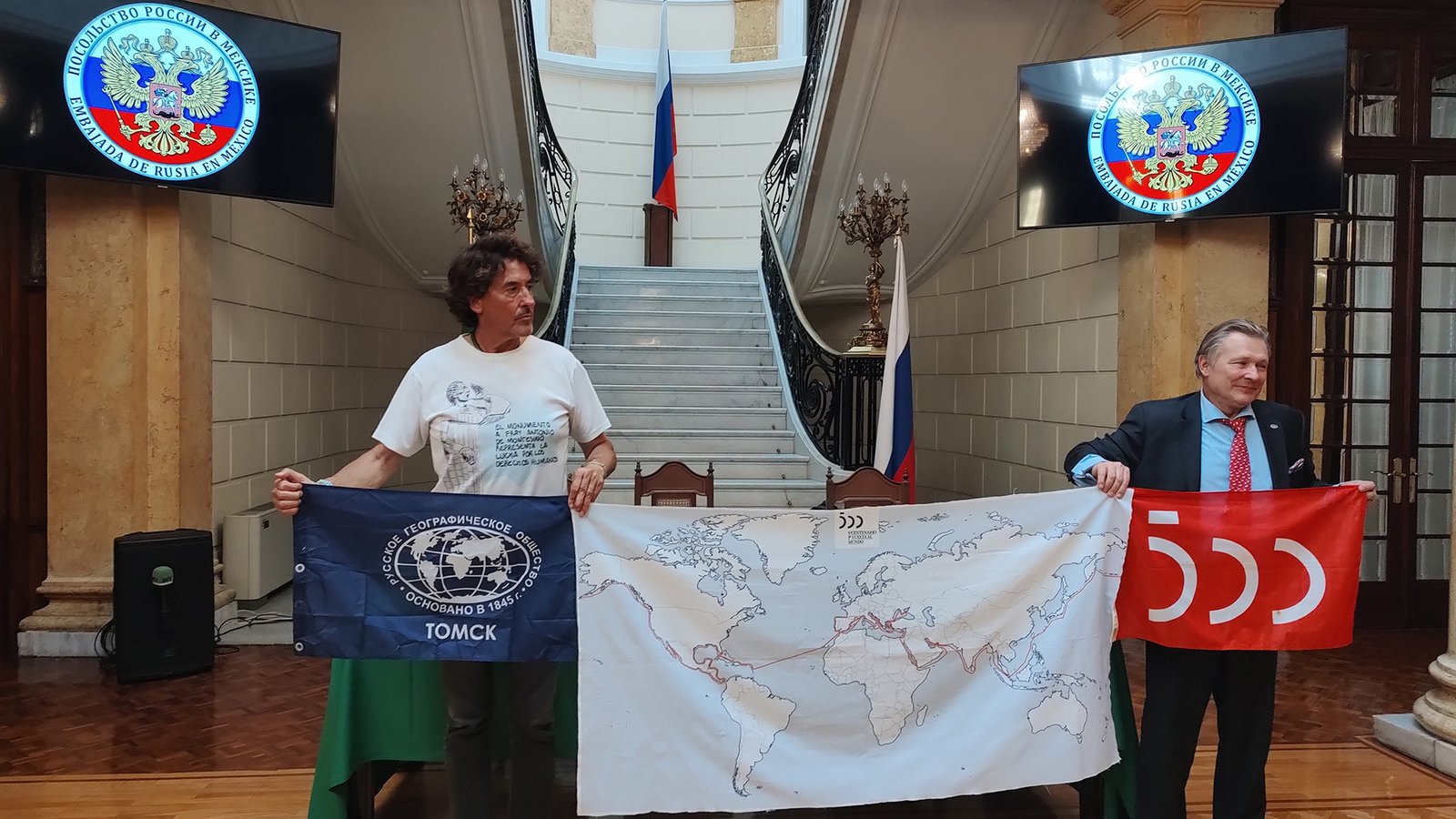 Álvaro de Marichalar con el Embajador Viktor Koronelli durante la conferencia de prensa, en la embajada de Rusia.