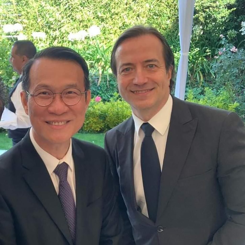Ilhan Tug, embajador de Turquía y Paisan Rupanichkij, embajador de Tailandia