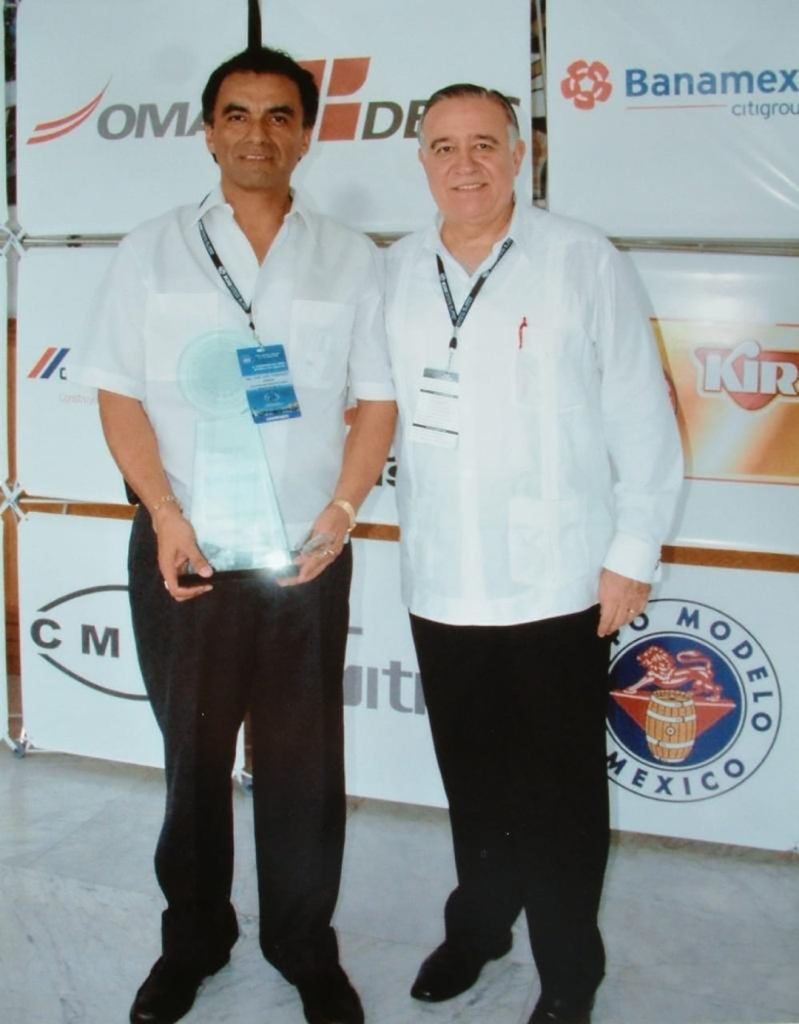El Ing. Juan José Rodríguez galardonado con el Premio Nacional de Exportación en 2006, acompañado de Don Valentin Diéz Morodo, Presidente de COMCE. El Ing. Juan José Rodríguez galardonado con el Premio Nacional de Exportación en 2006, acompañado de Don Valentin Diéz Morodo, Presidente de COMCE.