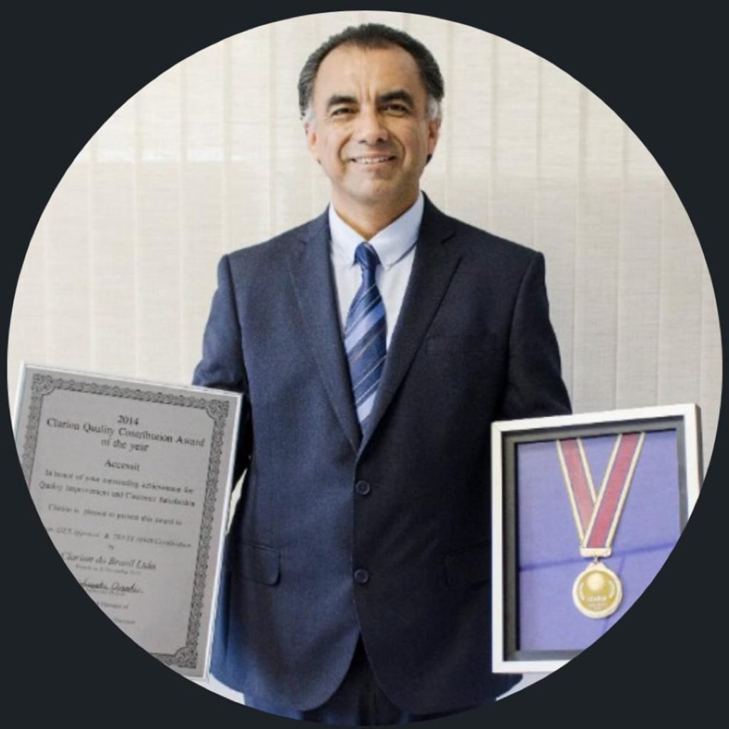 El Ing. Juan José Rodríguez con premios recibidos por su destacada trayectoria laboral en Japón y Brasil. El Ing. Juan José Rodríguez con premios recibidos por su destacada trayectoria laboral en Japón y Brasil.