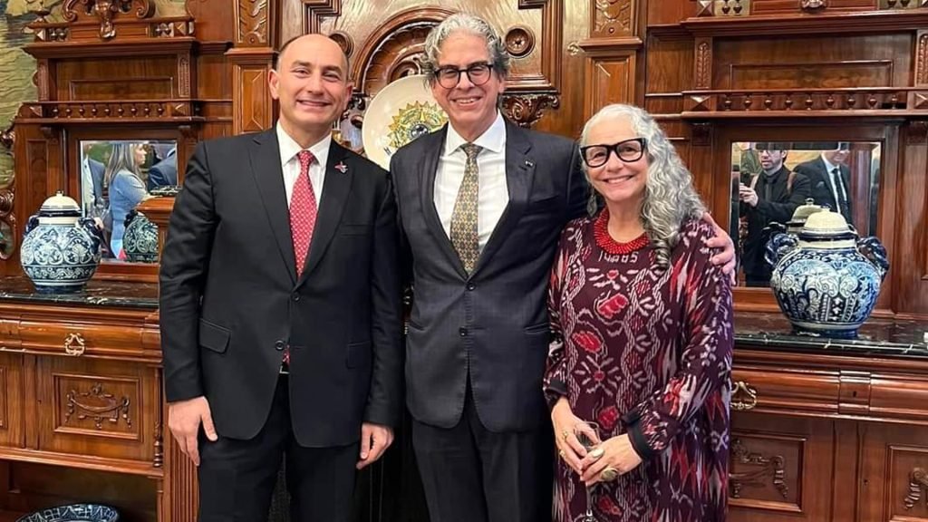 Mammad Talibov, embajador de Azerbaiyan en compañia del anfitrios, Fernando Coimbra, embajador de Brasil y su selñora esposa.