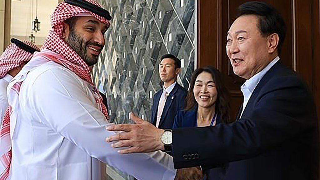 EL PRINCIPE HEREDERO DE ARABIA SAUDITA, SU EXCELENCIA, MOHAMMED BIN SALAMAN Y PRESIDENTE DE COREA PREVIO A LA FIRMA DEL TLC ENTRE EL PAIS ASIATICO Y CCG