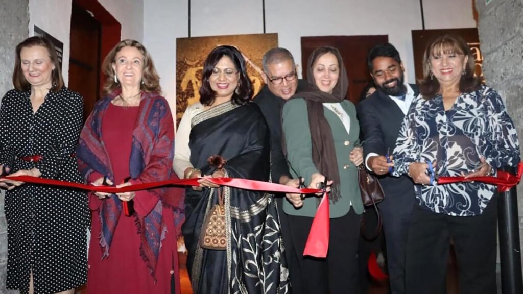 Corte de liston inaugural en la exposicion Sonar Bangla