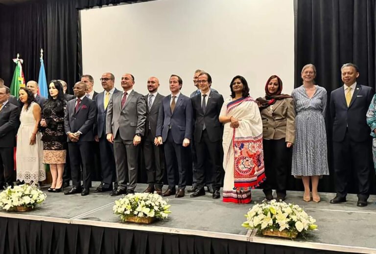 Colegas embajadoras y embajadores acompañan al Excmo. Sr. Mammad Talibov, embajador de Azerbaiyán en la foto oficial