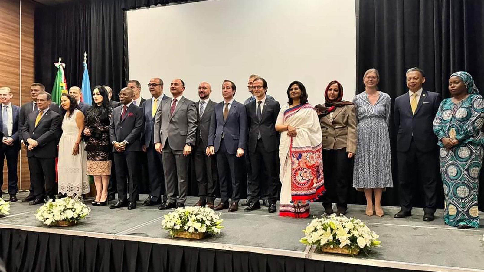 Colegas embajadoras y embajadores acompañan al Excmo. Sr. Mammad Talibov, embajador de Azerbaiyán en la foto oficial