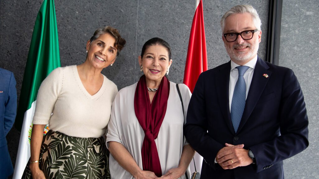Rosita Pérez, esposa del embajador de Suiza, Maria Teresa Mercado, subsecretaria de relaciones exteriores y Pietro Piffaretti, embajador de Suiza. Rosita Pérez, esposa del embajador de Suiza, Maria Teresa Mercado, subsecretaria de relaciones exteriores y Pietro Piffaretti, embajador de Suiza.