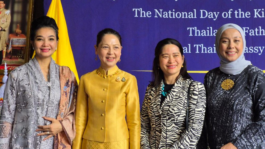 Las esposas de los embajadores de Indonesia, Tailandia, Vietnam y Malasia. Las esposas de los embajadores de Indonesia, Tailandia, Vietnam y Malasia.