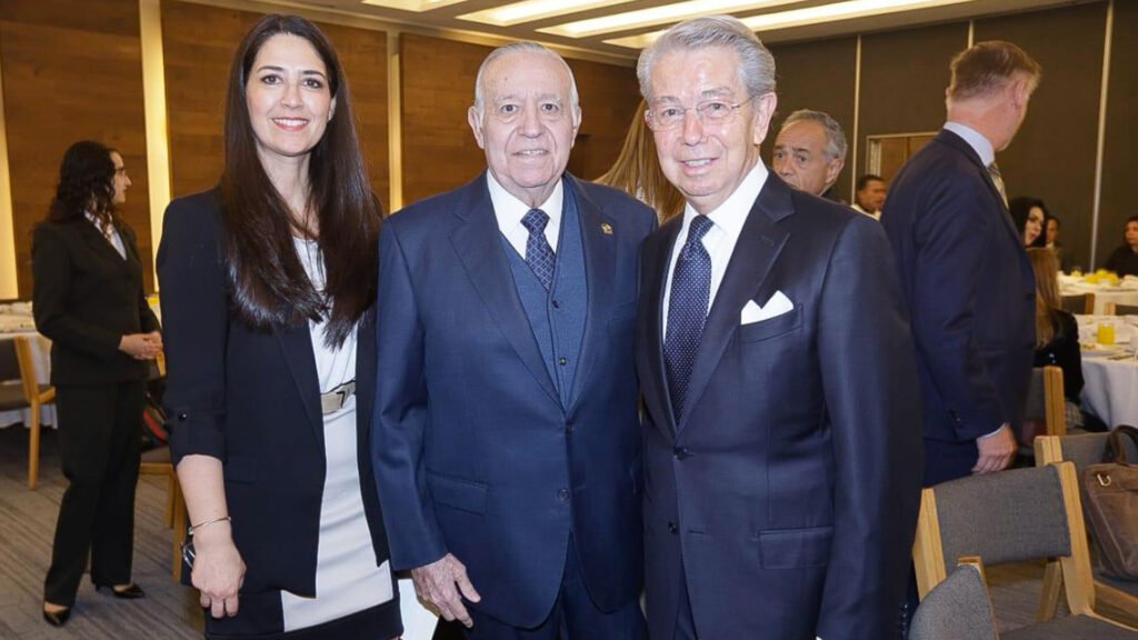 Susana Duque, directora, Don Valentin Díez Morodo, Presidente Honorario y Sergio Contreras, Presidente Ejecutivo del COMCE. Susana Duque, directora, Don Valentin Díez Morodo, Presidente Honorario y Sergio Contreras, Presidente Ejecutivo del COMCE.