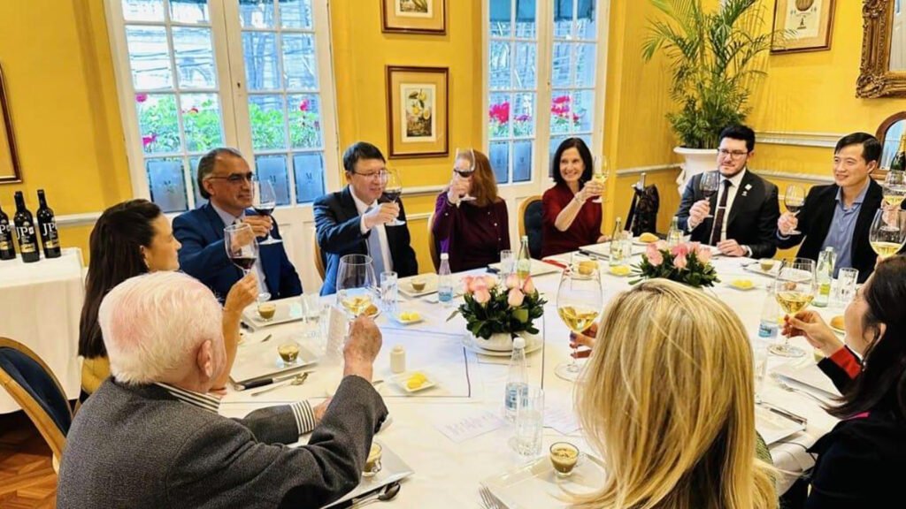 Brindando por la amistad entre Vietnam y México. Brindando por la amistad entre Vietnam y México.