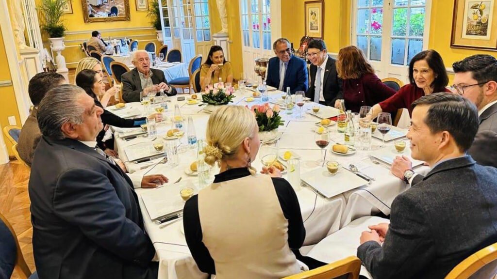En un ambiente de amistad y cordialidad se llevó a cabo el almuerzo de bienvenida para el Embajador de Vietnam y su señora esposa. En un ambiente de amistad y cordialidad se llevó a cabo el almuerzo de bienvenida para el Embajador de Vietnam y su señora esposa.