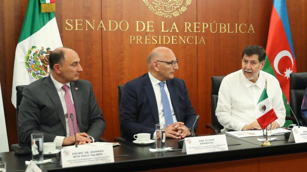 Mammad Talibov, embajador de Azerbaiyán, Elchin Amirbayov, Representante del Presidente de la República de Azerbaiyán en Misiones Especiales y Gerardo Fernández Noroña, presidente del Senado de México. Mammad Talibov, embajador de Azerbaiyán, Elchin Amirbayov, Representante del Presidente de la República de Azerbaiyán en Misiones Especiales y Gerardo Fernández Noroña, presidente del Senado de México.