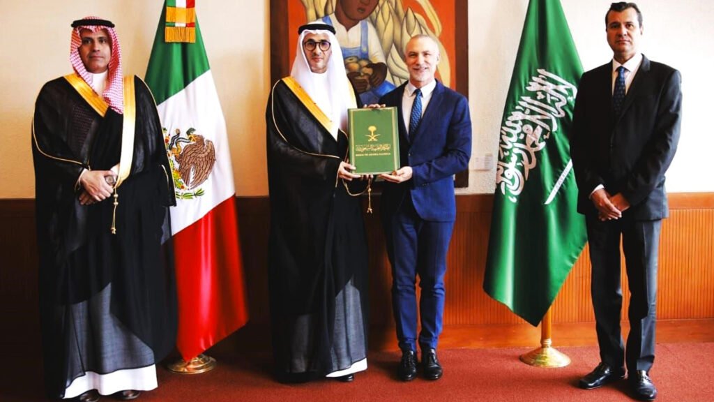 Johanatan Chait jefe de Protocolo de la SRE recibe copias de las cartas credenciales del Excmo. Sr. Fahat Ali Almunawer, embajador del Reino de Arabia Saudita.
