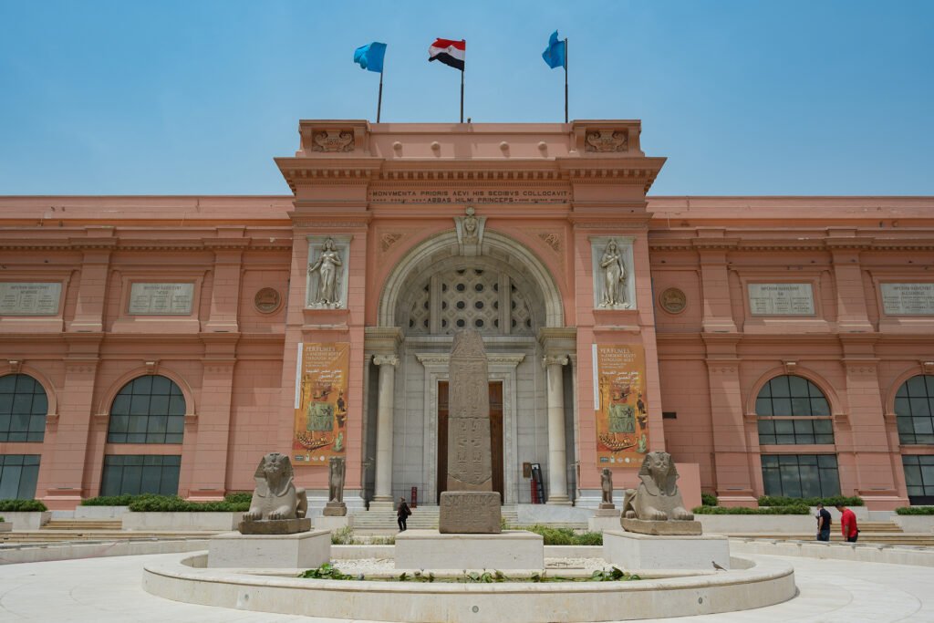 El Museo de Antigüedades Egipcias situado en la plaza Tahrir alberga una vasta colección de arte y objetos de la antigüedad egipcia. El Museo de Antigüedades Egipcias situado en la plaza Tahrir alberga una vasta colección de arte y objetos de la antigüedad egipcia.