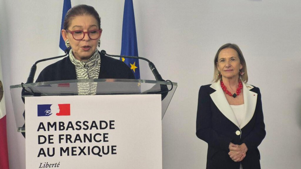 Maria Teresa Mercado durante su doscurso, le acompaña Delphine Borione, embajadora de Francia.