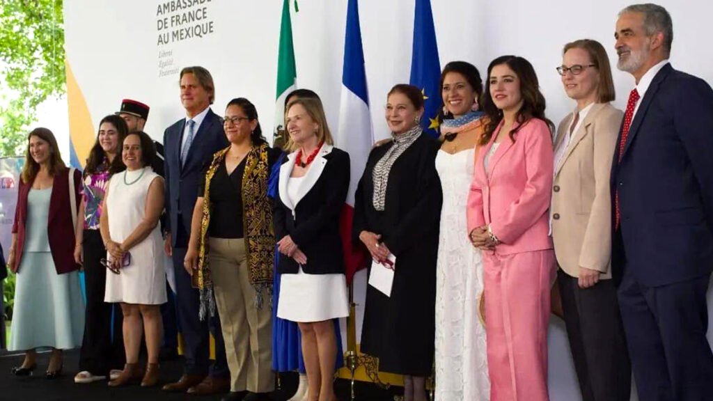 La embajadora de Francia y la Subsecretaria de Relaciones Exteriores de Mexico acompañan a miembros de las organizaciones en pro del medio ambiente.