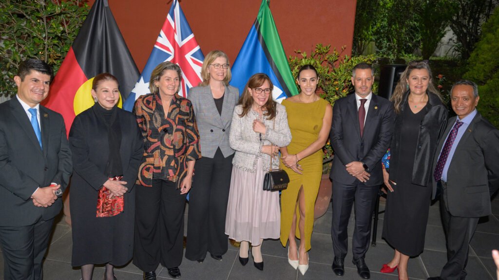 Diputado Himberto Anibal Delgadillo, Maria Teresa Mercado, Subsecretaria de Relaciones Exteriores de México,Katrina Cooper, Subsecretaria de Relaciones Exteriores de Australia, Rachel Moseley, embajadora de Australia, Yeidckol Polevnsky,Presidenta de la Comisión de Relaciones Exteriores, Asia Pacífico, Dip. Macky González Franco, Presidenta del Grupo de Amistad Mexico-Australia, Senador Alejandro Murat Hinojosa, presidente de la Comison de Relaciones Exteriores, Dip. Mónica Álvarez Nemer, Dip. Jaime Genaro López.