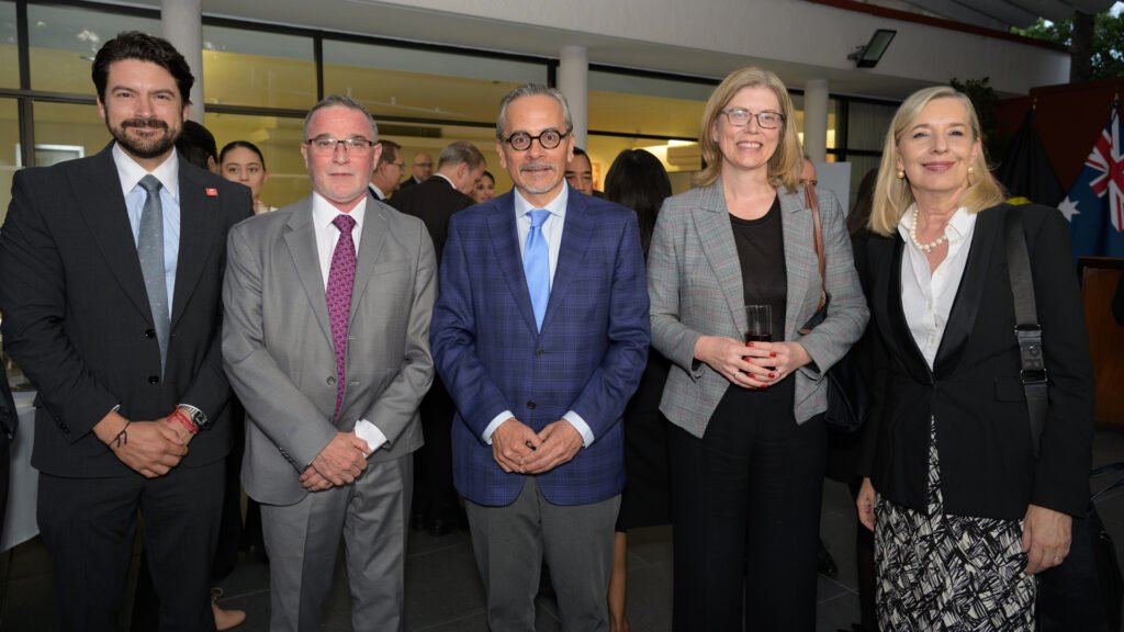 Alfonso Solis, Director de Asuntos Corporativos de Woodside, Stephan Drouaud, Vicepresidente de Trion para Woodside, Roberto Zapata, socio de Ansley Consultores, Rachel Moseley, embajadora de Australia y Maria Gabriela Quinteros, embajadora de Argentina.