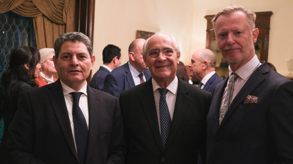 Messaoud Mehila, embajador de Argelia, Arq. Jose Luis Cortés y Ari Maki, embajador de Finlandia.