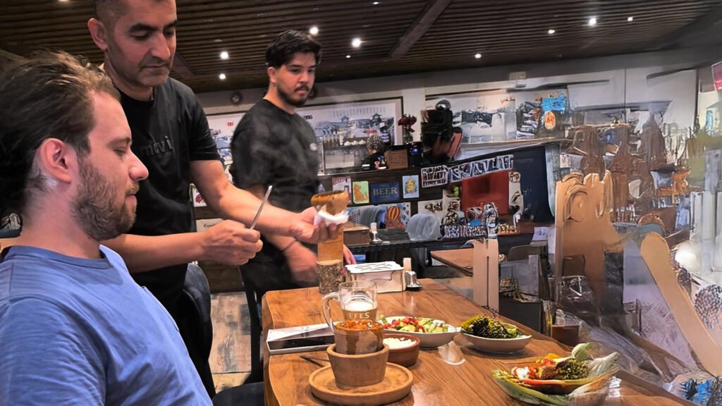 Testi Kebab es un platillo famoso en Capadocia y Anatolia central, consiste en cordero o ternera cocidos en una olla de barro con jitomates, pimientos verdes, ajo, sal y pimienta. Testi Kebab es un platillo famoso en Capadocia y Anatolia central, consiste en cordero o ternera cocidos en una olla de barro con jitomates, pimientos verdes, ajo, sal y pimienta.