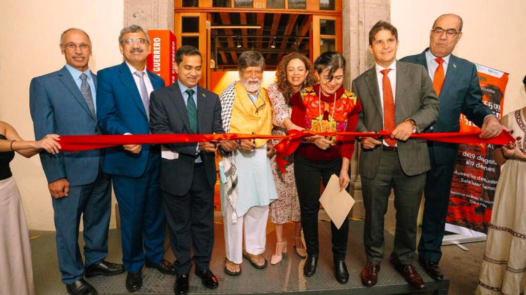 El corte del listón inaugural de la exposición Imágenes que rompen el silencio. El corte del listón inaugural de la exposición Imágenes que rompen el silencio.