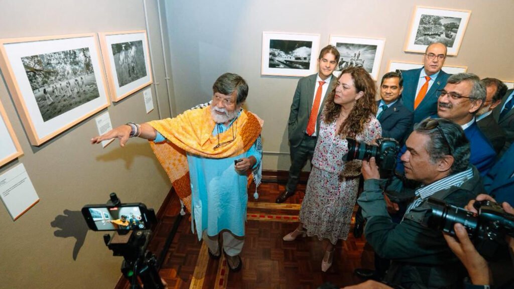 El fotógrafo y periodista Dr.Shahidul Alam explicando algunas de sus fotografías. El fotógrafo y periodista Dr.Shahidul Alam explicando algunas de sus fotografías.