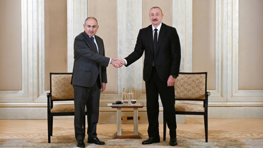 Apretón de manos Aliyev y Pashinyan.