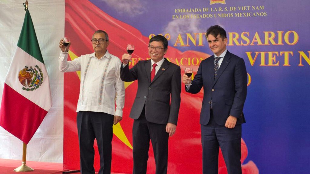 Pedro Gonzlez, Nguyen Van Hai, embajador de Vietnam y Fernando Gonzalez Saiffe.