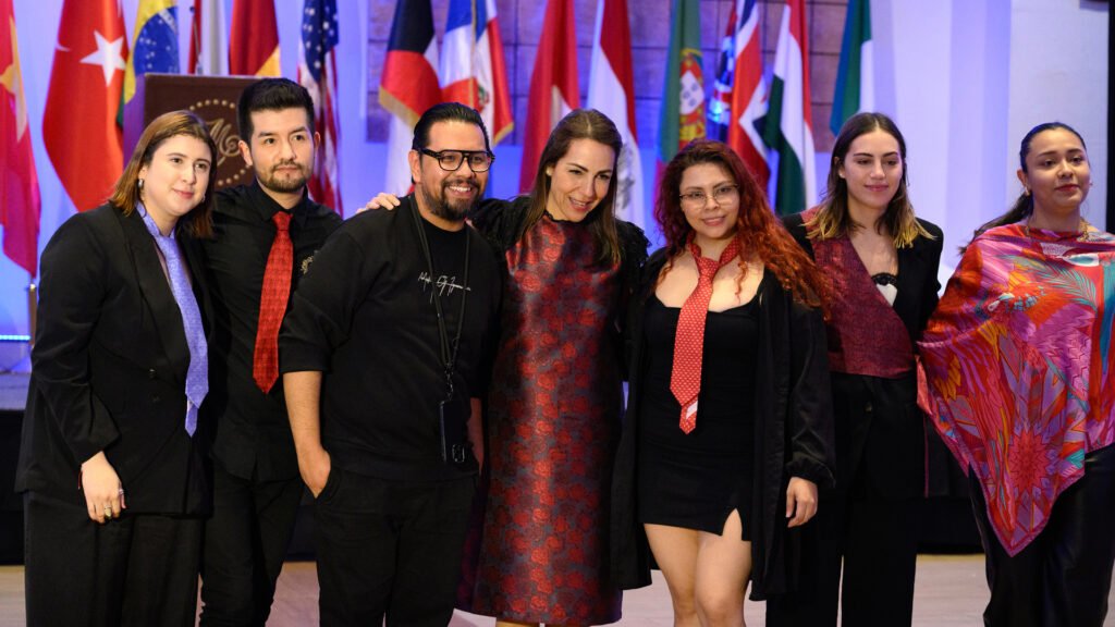 La diseñadora de modas, Cristina Pineda acompañada por su equipo presentaron un esplendido desfile de moda con diseños elegantes y únicos.