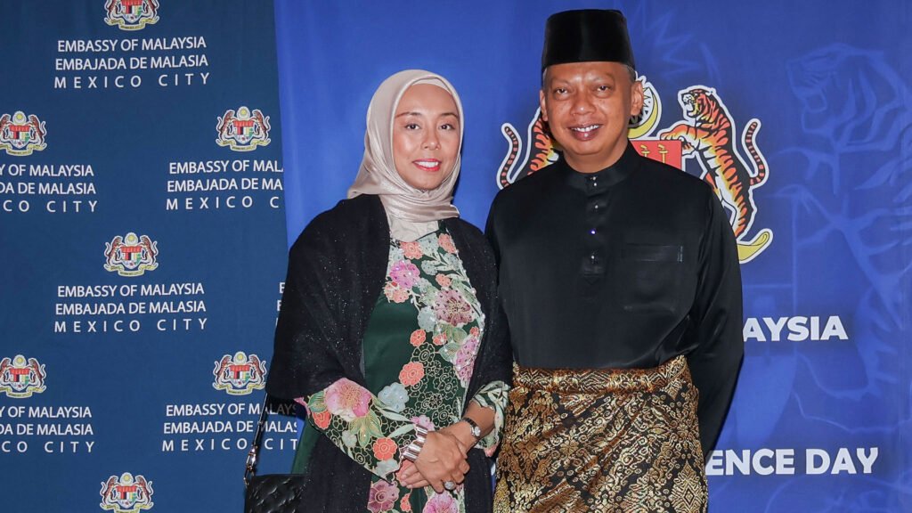 Excmo. Sr. Jamal Sharifuddin Johan en compañia de su señora esposa Aida.