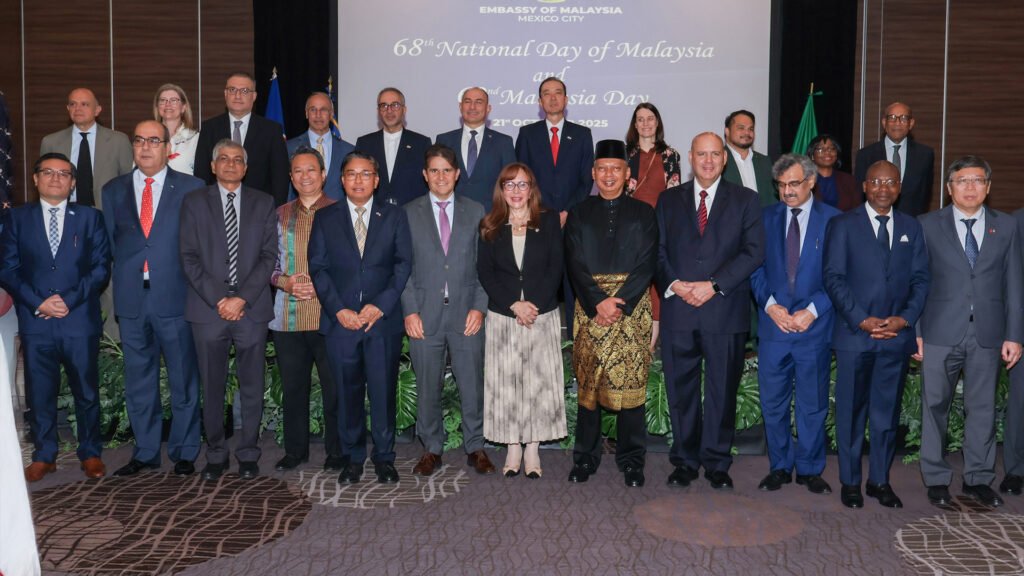 El embajador de Malasia, Excmo. Jamal Sharifuddin Johan acompañado por Fernando Gonzalez Saiffe, la senadora Yeidckol Polevnsky y colegas embajadoras y embajadores.