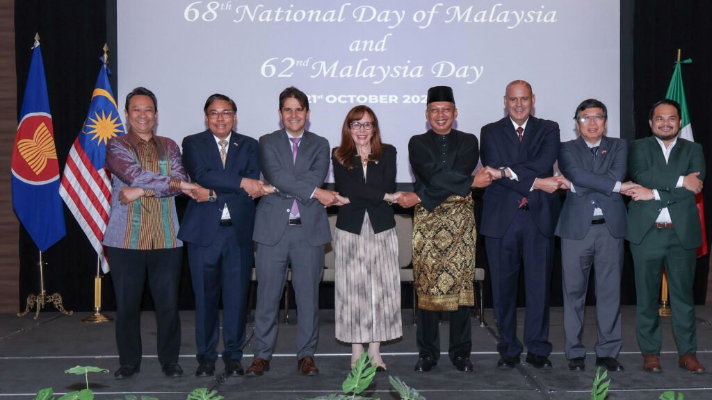 El embajador Jamal Shariffudin Johan, Feranndo Gonzalez Saiffe, la senadora Yeidckol Polenvsky ( en el centro) acompañados de embajadores de paises miembros de la ASEAN.