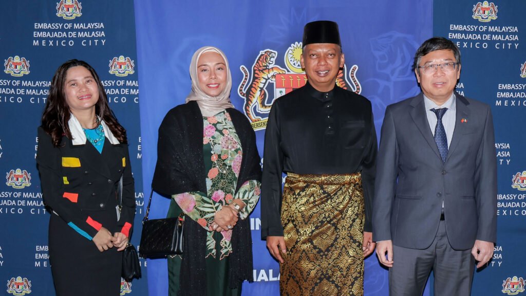 Trinh Thi Thu Ha, Aida Mastura, Jamal Sharifuddin Johan, embajador de Malasia y Nguyen Van Hai, embajador de Vietnam.
