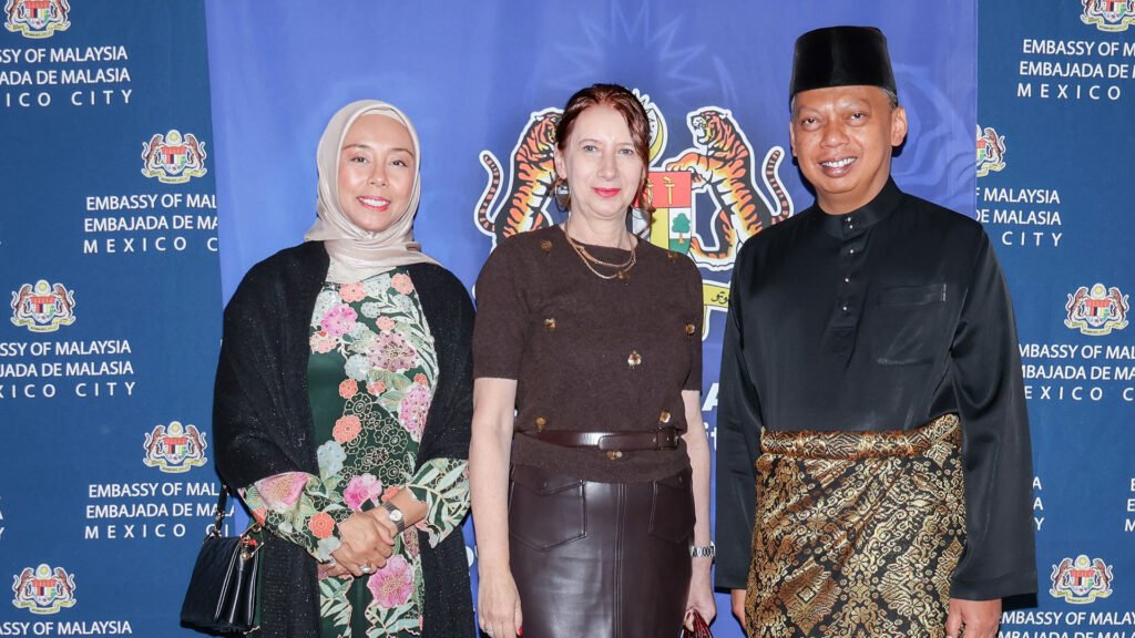 Aida Mastura, Carmen Mihalascu y Jamal Sharifuddin Johan, embajador de Malasia.