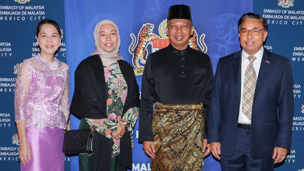 La Sra. Thammongkol, Aida Mastura, Jamal Sharifuddin Joghan, embajador de Malasia y Rooge Thammongkol. embajador del Reino de Tailandia.
