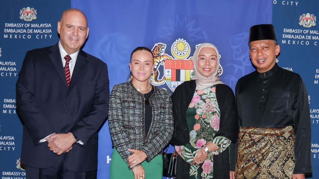 El Diputado Gustavo de Hoyos, la Sra. de Hoyos, Aida Mastura y Jamal Sharifuddin Johan, embajador de Malasia.