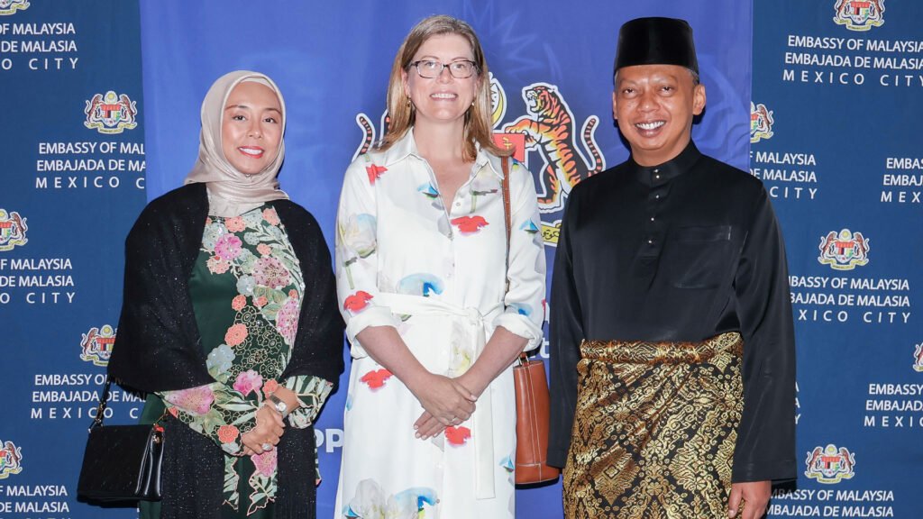 Aida Mastura, Rachel Moseley, embajadora de Australia y Jamal Sharifuddin Johan, embajador de Malasia.