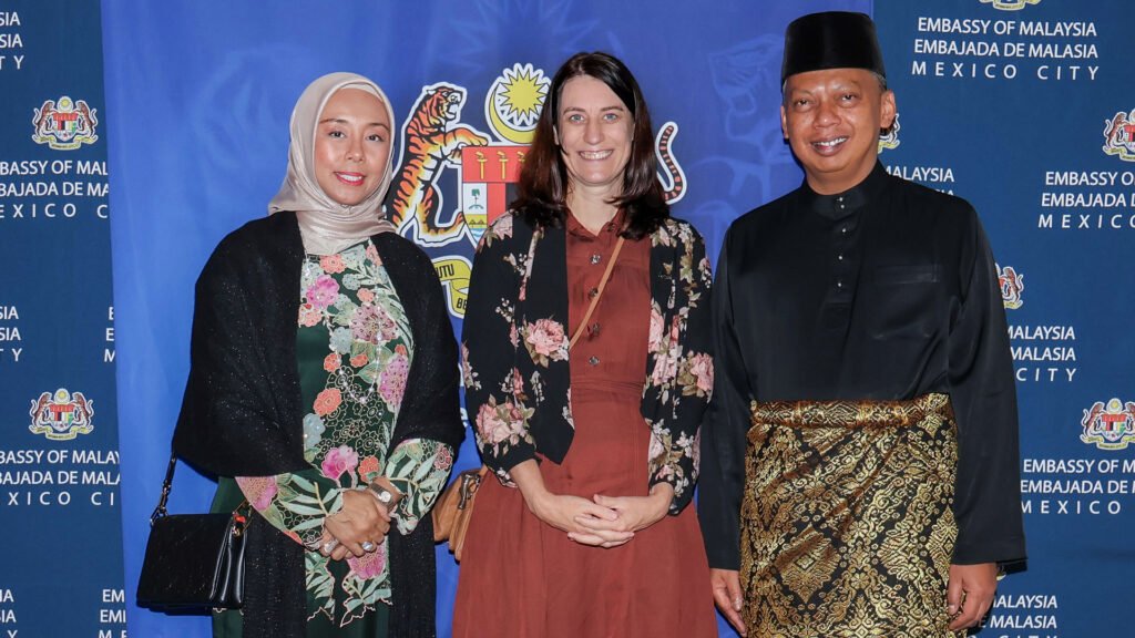 Aida Mastura, Sarah Ireland, embajadora de Nueva Zelanda y Jamal Sharifuddin Johan, embajador de Malasia.