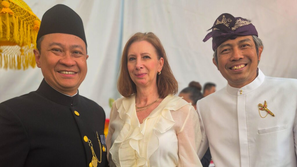 Bantan Nugroho, Ministro Consejero para Asuntos Políticos de la embajada de Indonesia, Carmen Mihalascu e I Ketut Tri Martana, Oficial de Comunicaciones en la embajada de Indonesia.