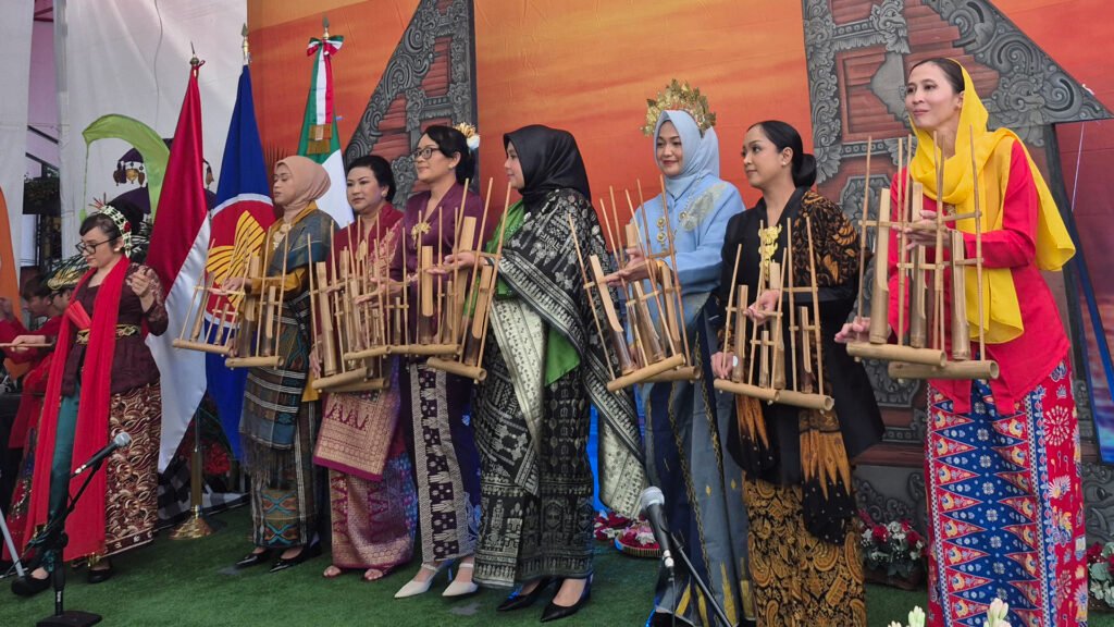 Las esposas de los funcionarios de la embajada de Indonesia presentaron una bella interpretación de música tradicional ejecutada con un xilófono de bambú llamado Angklung.