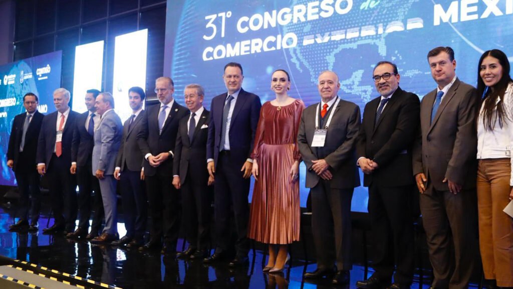 Los participantes en la Primera Linea de la inauguracion del Congreso de COMCE en Querétaro.