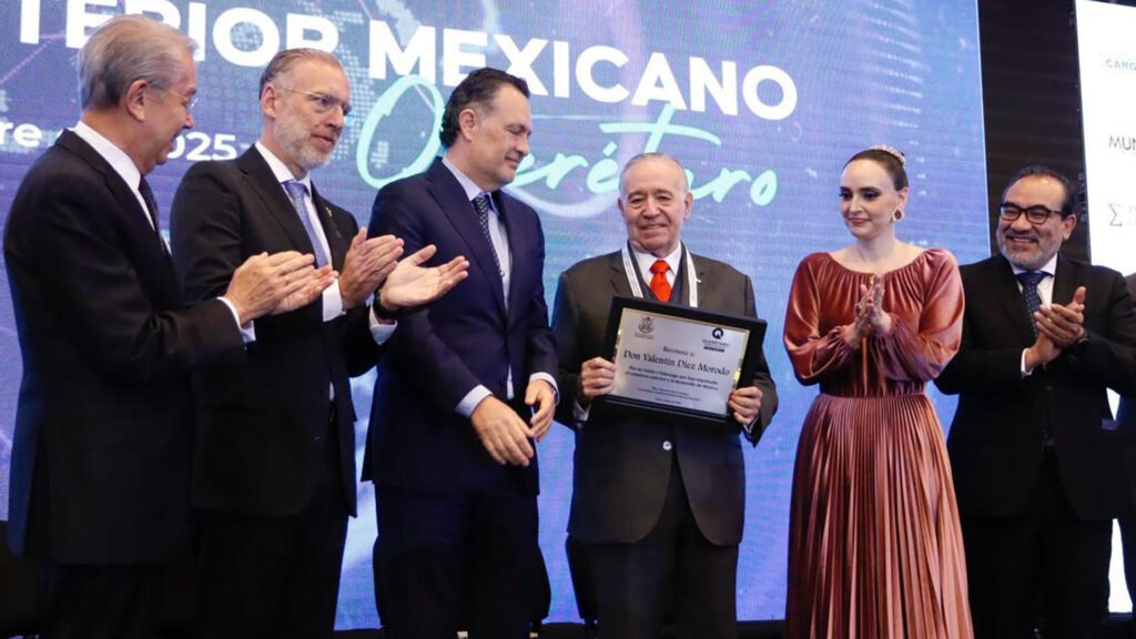 Don Valentin Diez Morodo recibio un reconocimiento por su invaluable contribucion a la funcion del COMCE y constante promocion del Comercio Exterior en México.