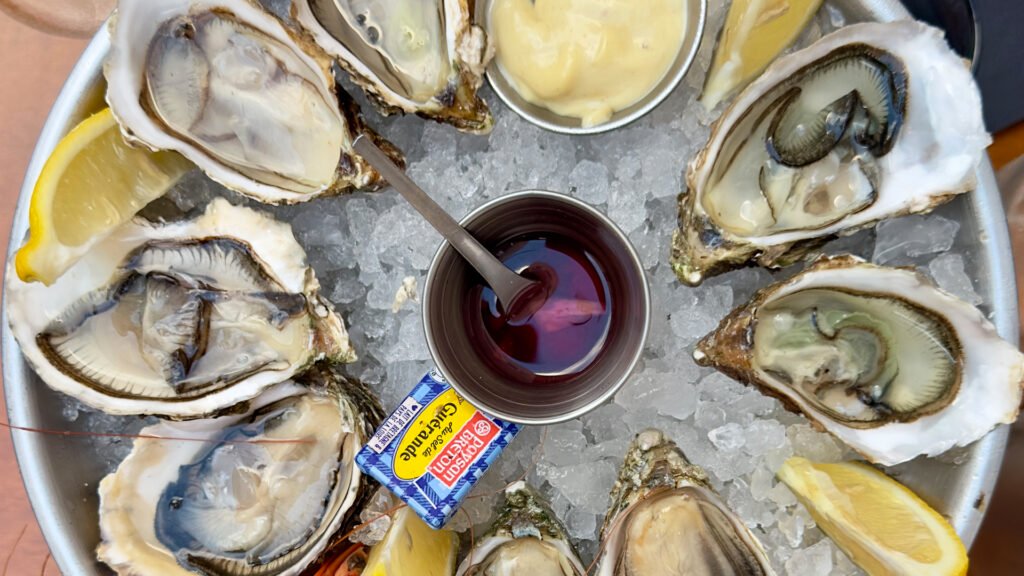 Ostras frescas en un bar à huîtres de Cassis.